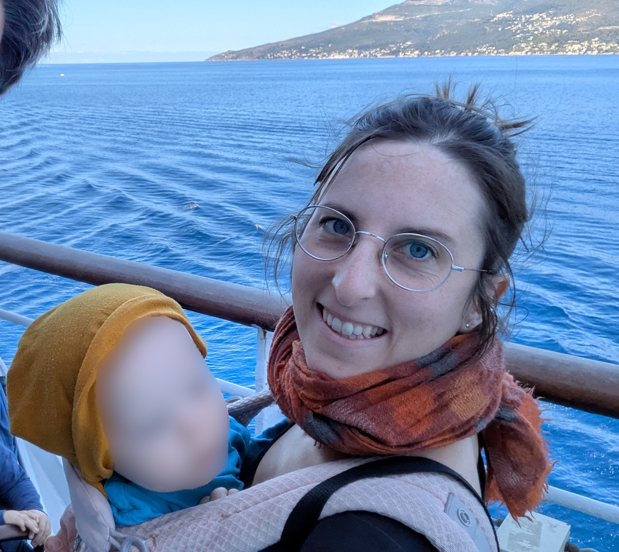 Nicole Kerstein mit Baby in der Trage